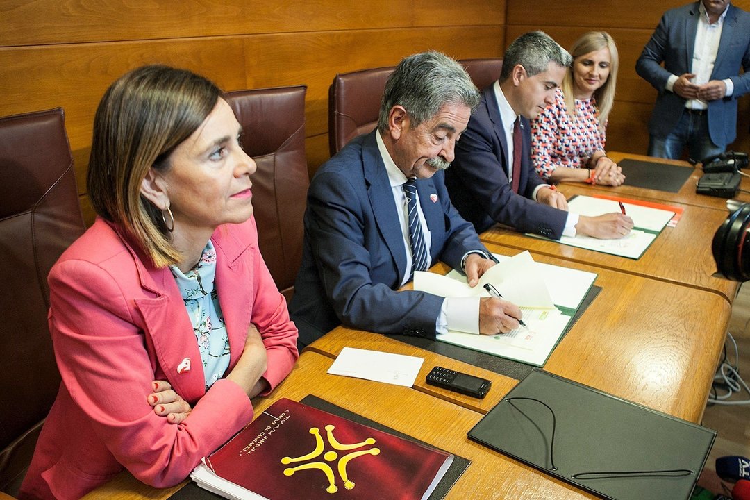 Revilla y Zuloaga firman el pacto PRC-PSOE (archivo)