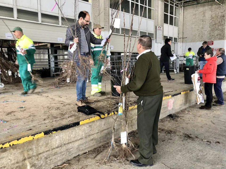 El concejal de Medio Ambiente, Salud P&uacute;blica e Infraestructura verde de Torrelavega, Jos&eacute; Luis Urraca, ha participado en el reparto de &aacute;rboles que realizan los operarios del centro especial de empleo Serca