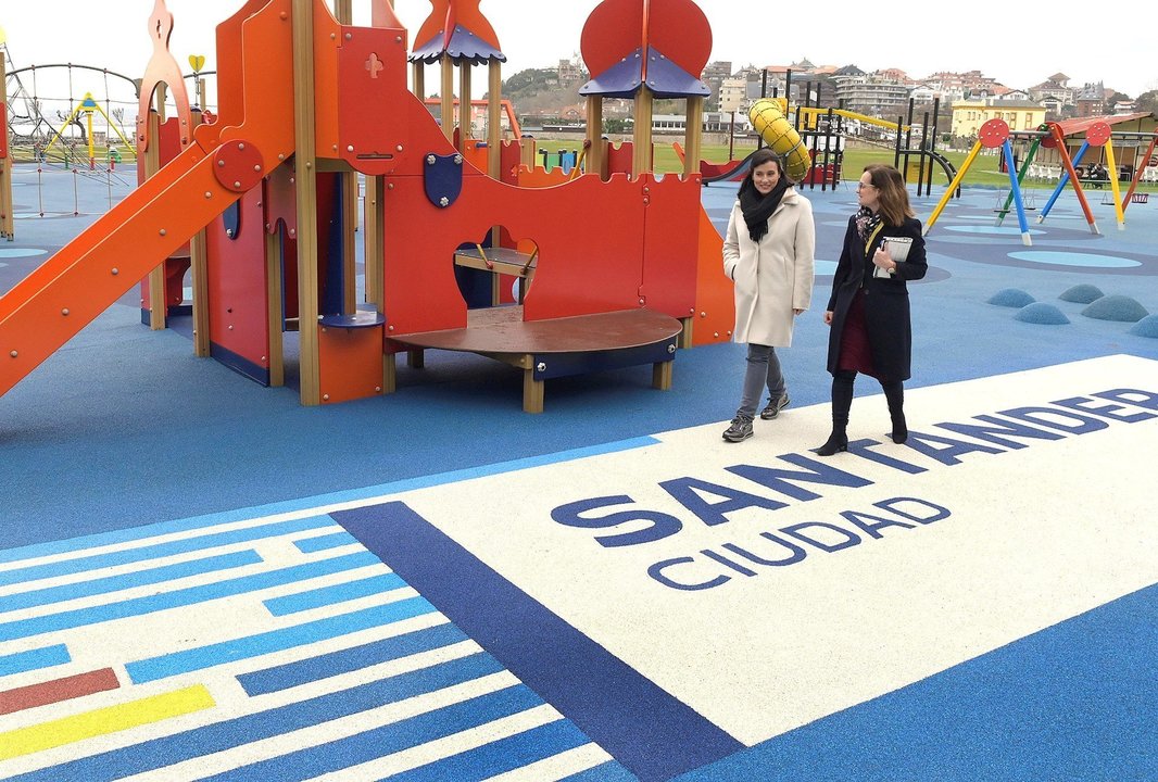 La alcaldesa de Santander, Gema Igual, visita el parque infantil de la campa de La Magdalena tras su renovación
