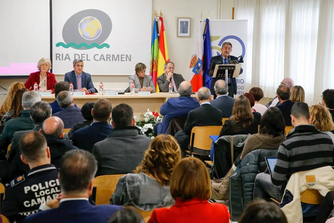 Las autoridades en el acto conmemorativo del 50 aniversario del IES R&iacute;a del Carmen de Revilla de Camargo