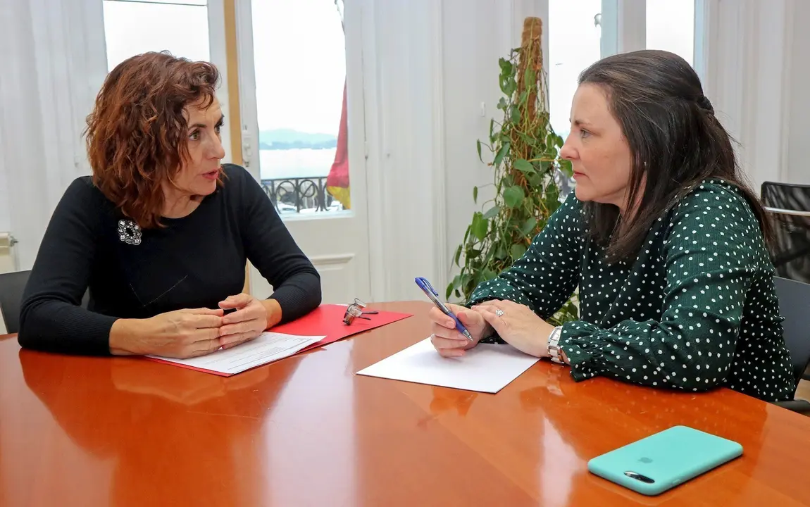 La consejera de Empleo y Pol&iacute;ticas Sociales, Ana Bel&eacute;n &Aacute;lvarez, recibe a la alcaldesa de Corvera de Toranzo, M&oacute;nica Quevedo