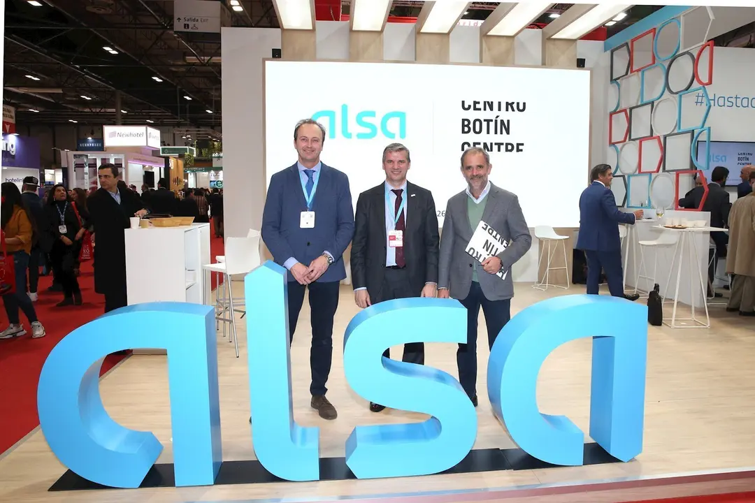 Christian Pauwles, director de Desarrollo de Negocio de ALSA, V&iacute;ctor Manuel L&oacute;pez, director general Transporte de ALSA, e &Iacute;&ntilde;igo S&aacute;enz de Miera, director general de la Fundaci&oacute;n Bot&iacute;n