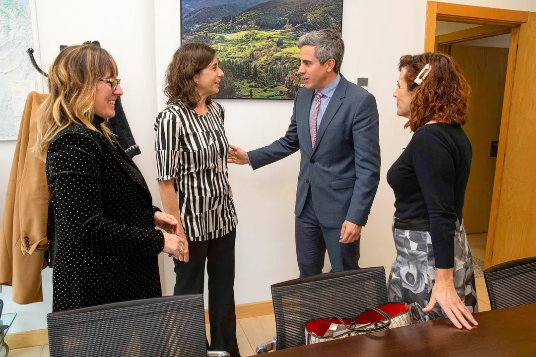 Eugenia G&oacute;mez de Diego, Ana Echenique, Pablo Zuloaga y Ana Bel&eacute;n &Aacute;lvarez en la sede del Ejecutivo