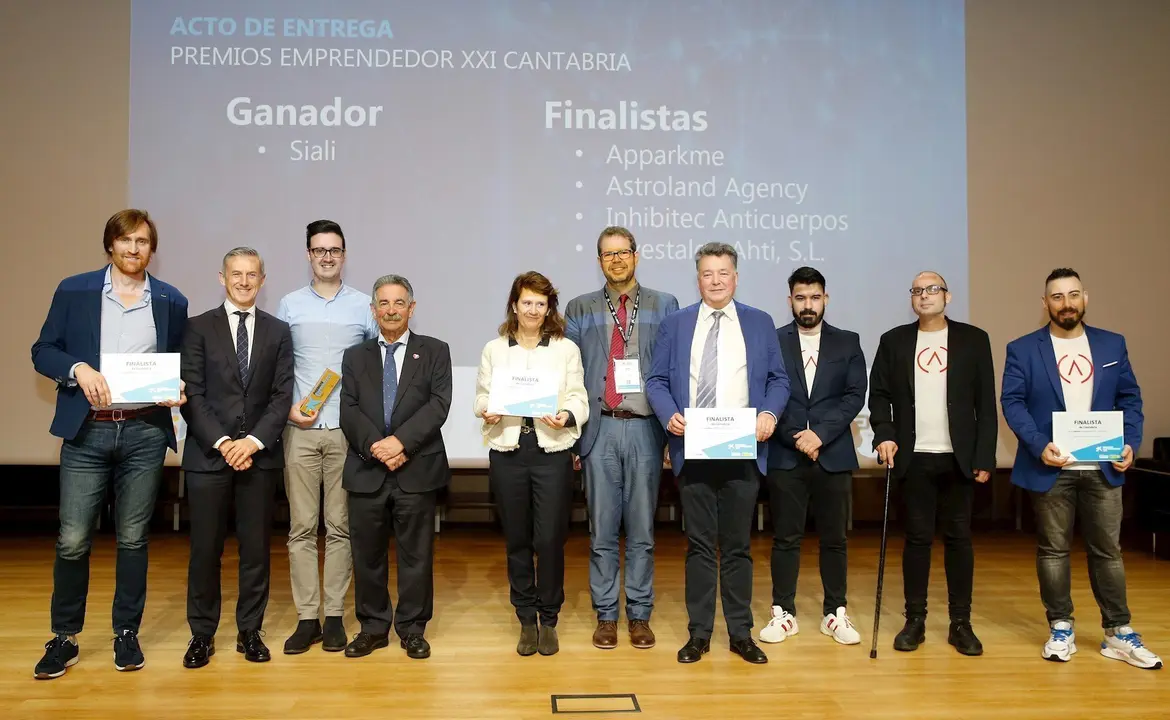 El presidente de Cantabria, Miguel &Aacute;ngel Revilla, entrega a Siali el Premio Emprendedor XXI
