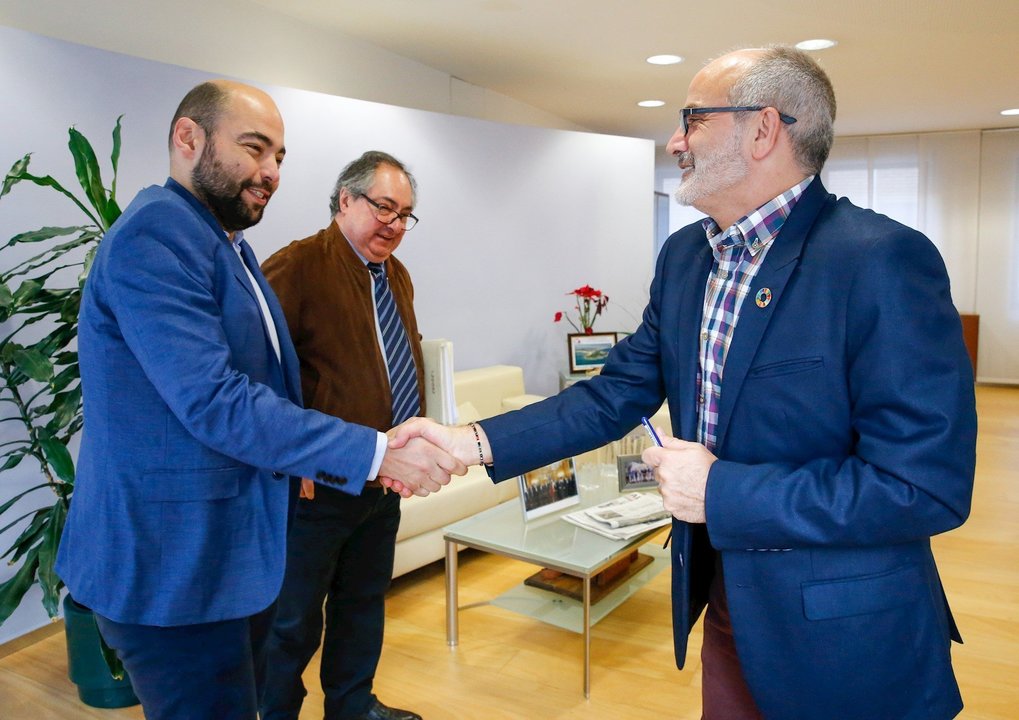 El consejero de Sanidad, Miguel Rodríguez, con el presidente de la Asociación de Ortesistas Protesistas de Cantabria (AOPC)