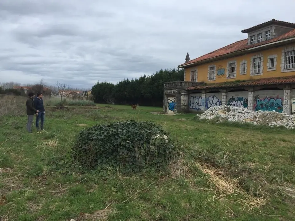 El alcalde de Astillero, Javier Fern&aacute;ndez Sober&oacute;n, y el pedaneo de Guarnizo en los terrenos de ADIF
