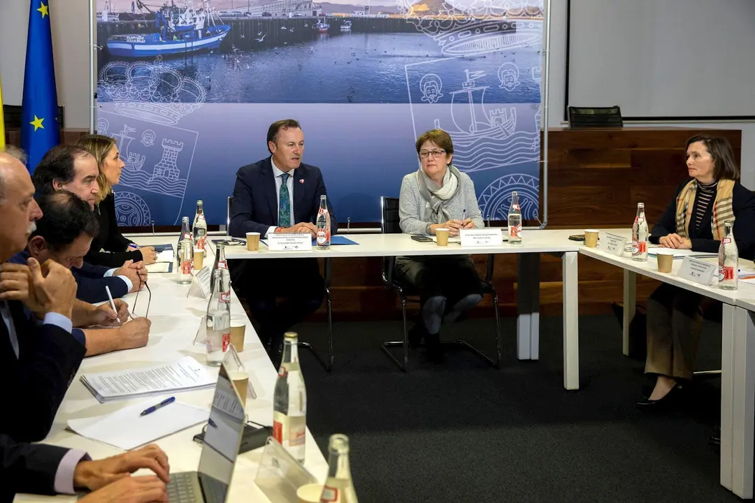 El consejero de Pesca, Guillermo Blanco, y la secretaria general de Pesca, Alicia Villauriz, en la reuni&oacute;n