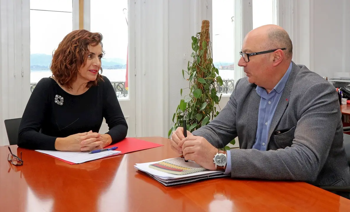 La consejera de Empleo y Pol&iacute;ticas Sociales, Ana Bel&eacute;n &Aacute;lvarez, y el alcalde de Pe&ntilde;arrubia, Secundino Caso