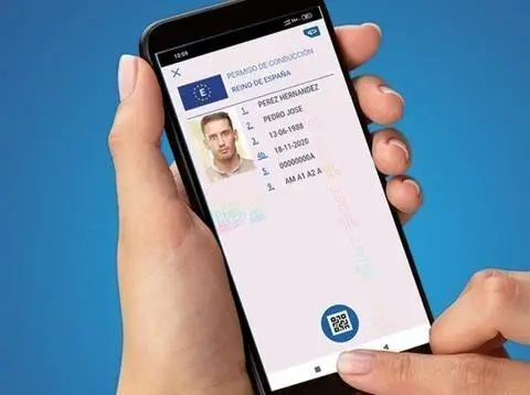 dgt-permitira-usar-smartphone-como-carne-conducir