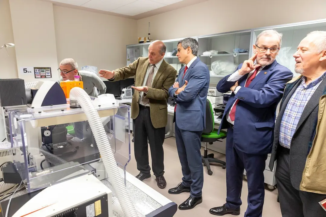 El vicepresidente y consejero de Universidades, Igualdad, Cultura y Deporte, Pablo Zuloaga, visita las instalaciones del Instituto de Biomedicina y Biotecnolog&iacute;a de Cantabria
