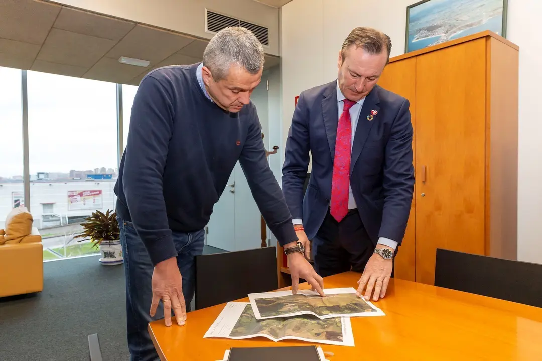 El consejero de Desarrollo Rural, Ganader&iacute;a, Pesca, Alimentaci&oacute;n y Medio Ambiente, Guillermo Blanco, recibe al alcalde de Mazcuerras, Francisco Javier Camino