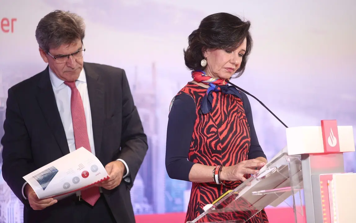 El consejero delegado del Banco Santander, Jos&eacute; Antonio &Aacute;lvarez y la presidenta del Banco Santander, Ana Bot&iacute;n durante la presentaci&oacute;n de los resultados de 2019, en la Ciudad Grupo Santander, en Boadilla del Monte/Madrid (Espa&ntilde;a), a 29 de enero de 2020.