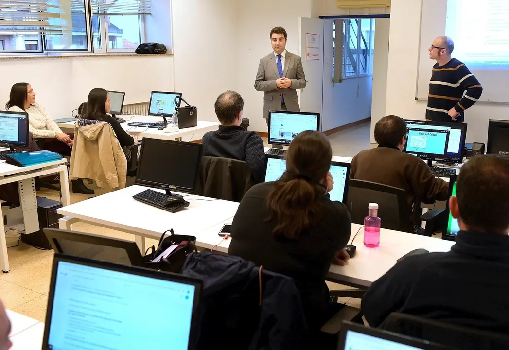 Nota De Prensa, Foto Y Audio Visita Curso Ingl&eacute;s Desempleados