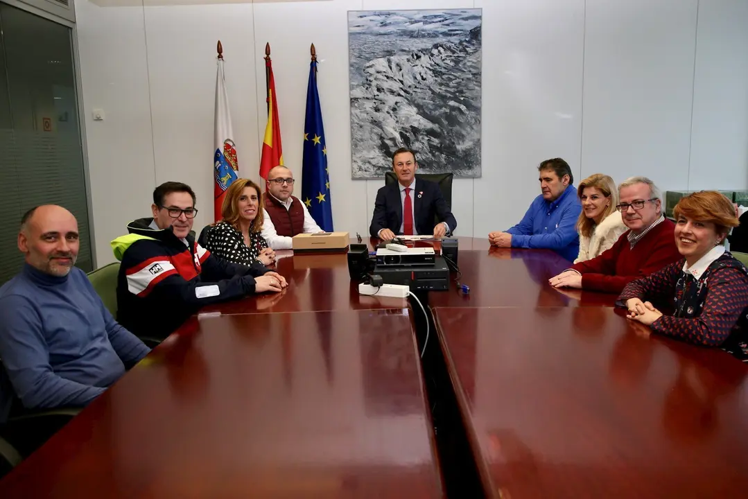 El consejero de Desarrollo Rural, Ganader&iacute;a, Pesca, Alimentaci&oacute;n y Medio Ambiente, Guillermo Blanco, con representantes de cuatro empresas agroalimentarias premiadas en cert&aacute;menes internacionales