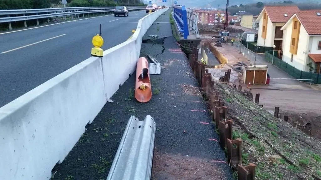 Grieta en la A-67 a la altura de Barreda