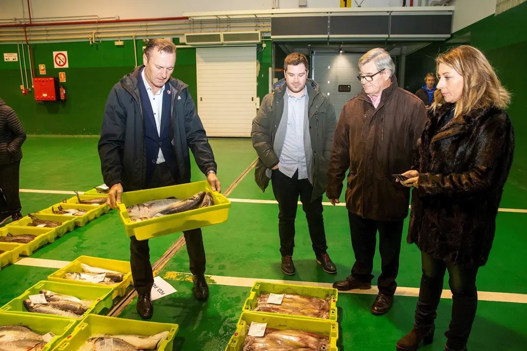 El consejero de Desarrollo Rural, Ganader&iacute;a, Pesca, Alimentaci&oacute;n y Medio Ambiente, Guillermo Blanco, ha participado en la jornada de descarga y venta de los productos que los barcos de altura y bajura en la lonja de Santander