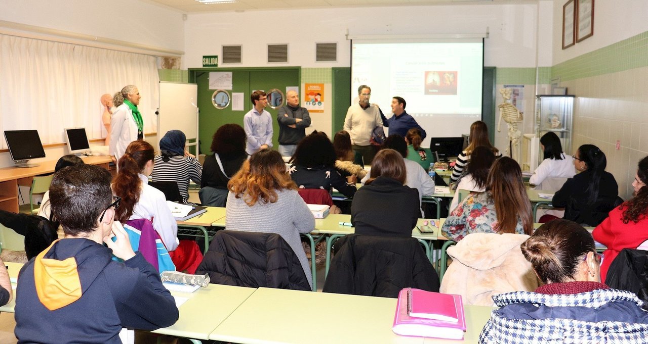 El concejal de Sanidad, Borja Sainz, visita uno de los talleres en el Instituto de Educación Secundaria Manuel Gutiérrez Aragón de Viérnoles