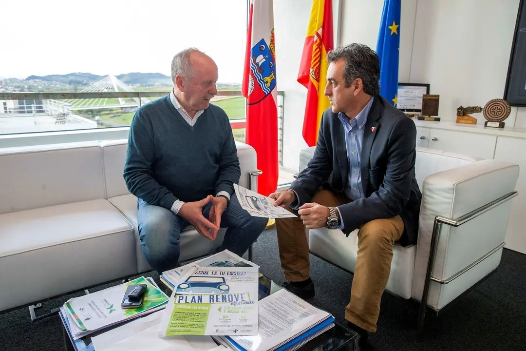 El alcalde de Reinosa, Jos&eacute; Miguel Barrio (izda) y el consejero de Innovaci&oacute;n, Industria, Transporte y Comercio, Francisco Mart&iacute;n (derecha)