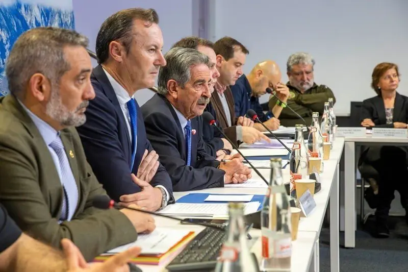 El presidente de Cantabria, Miguel &Aacute;ngel Revilla, acompa&ntilde;ado del consejero de Desarrollo Rural, Ganader&iacute;a, Pesca, Alimentaci&oacute;n y Medio Ambiente, Guillermo Blanco, preside la Mesa de prevenci&oacute;n y lucha contra los incendios forestales