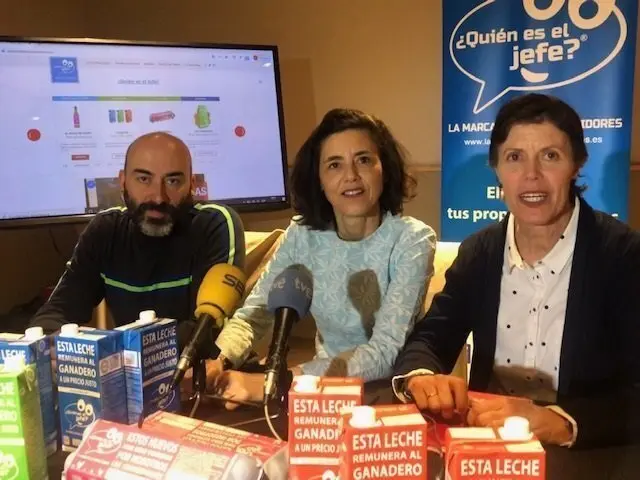 Presentaci&oacute;n de la marca '&iquest;Qui&eacute;n es el jefe?-La marca de los consumidores'. En la foto el ganadero de la Cooperativa Gaza, Jorge Hern&aacute;ndez; la promotora de la marca Ana&iuml;k Locqueneux y la presidenta de Interprofesional L&aacute;ctea, Charo Arredondo