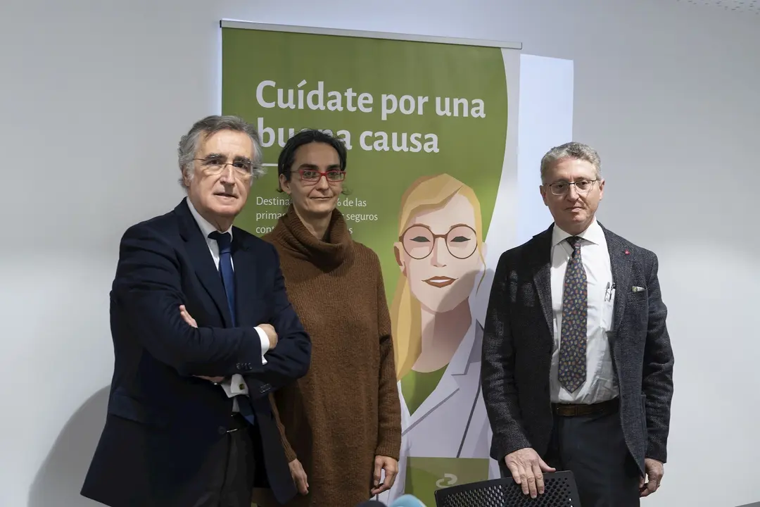 El presidente del Igualatorio Cantabria, el Dr. Luis Tom&aacute;s G&oacute;mez (izda) ; el de la Asociaci&oacute;n Espa&ntilde;ola contra el C&aacute;ncer en Cantabria, el Pedro Prada. Y la vicepresidenta de la Asociaci&oacute;n de Familiares de Enfermos de Alzheimer de Cantabria, M&oacute;nica  P&eacute;rez