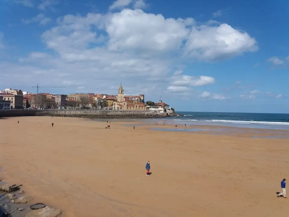 Playa de San Lorenzo de Gij&oacute;n. Iglesia de San Pedro de Gij&oacute;n
