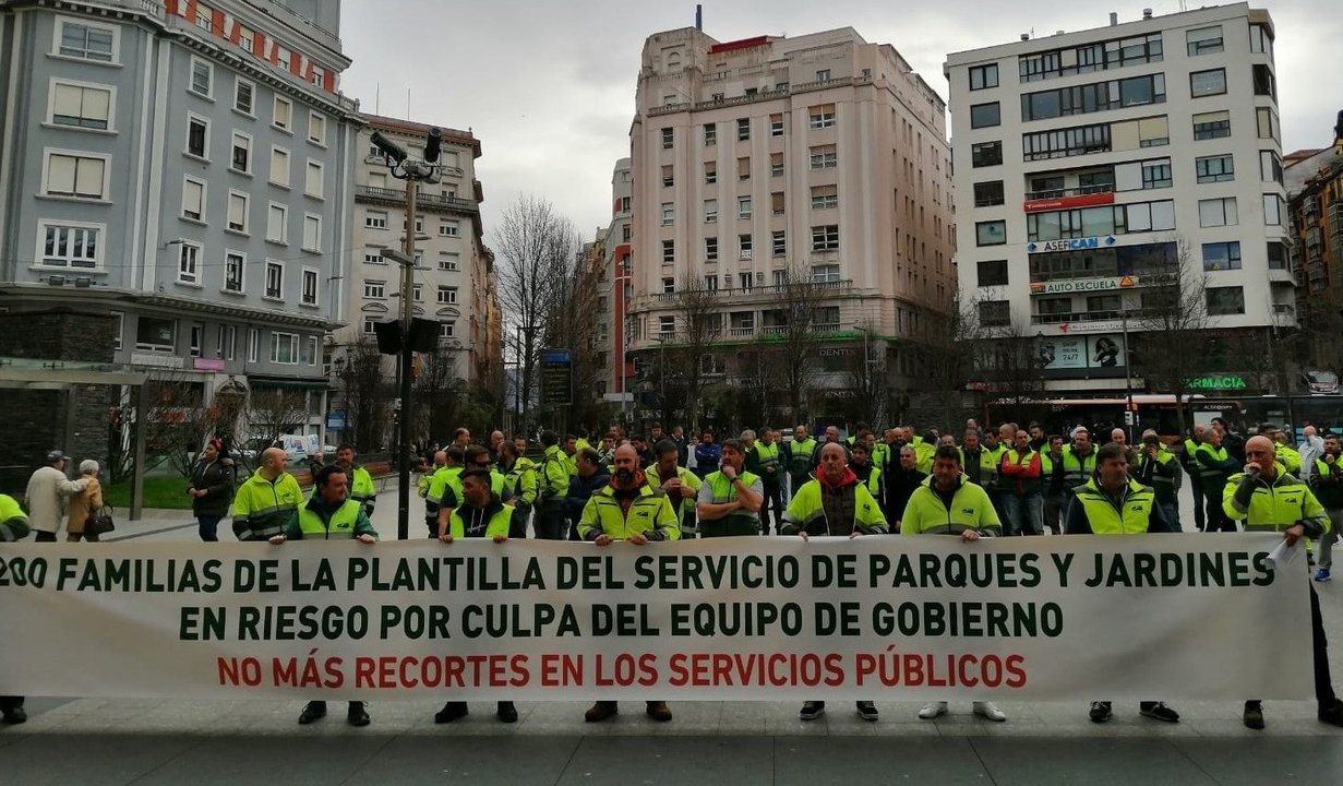 Concentración de los trabajadores del Servicio de Parques y Jardines de Santander