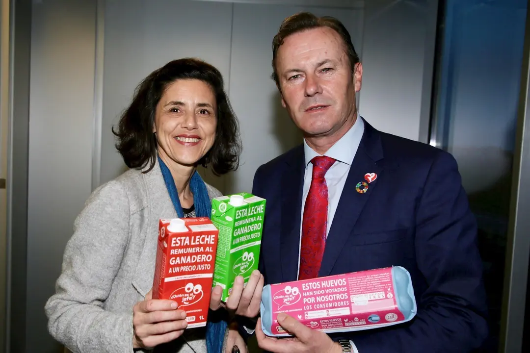 El consejero Guillermo Blanco y la promotora de la campa&ntilde;a 'Qui&eacute;n es el jefe' Annaick Locqueneuex