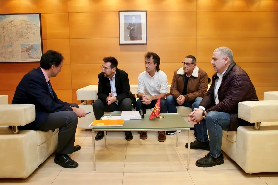 Copnsejero de Obras P&uacute;blicas, Jos&eacute; Luis Gochicoa, y alcalde de Colindres, Javier Incera