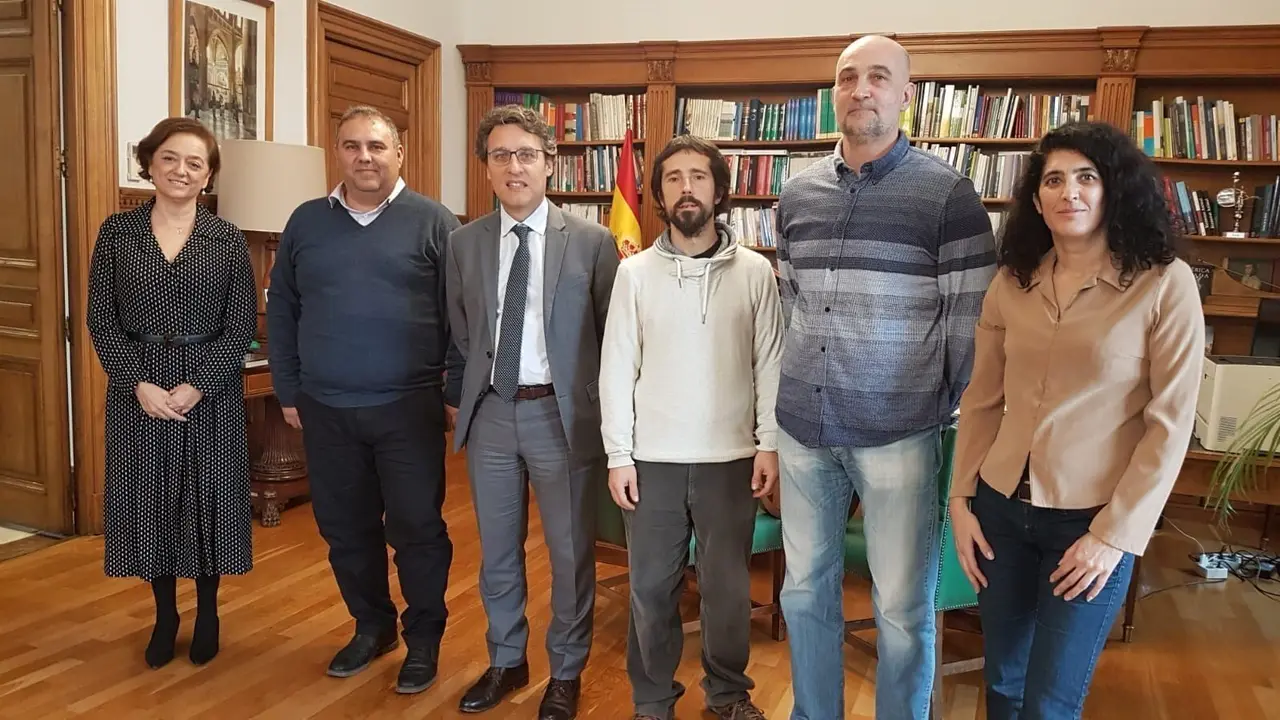 El secretario general de Agricultura, Fernando Miranda, y la directora general de Producciones y Mercados Agrarios, Esperanza Orellana, se re&uacute;nen con representantes del sector ap&iacute;cola: Asociaci&oacute;n Espa&ntilde;ola de Apicultores, Fundaci&oacute;n Amigos de las Abejas...