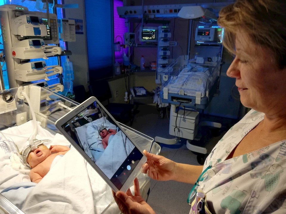 Un enfermera graba en tablet a un bebé prematuro en el HUC