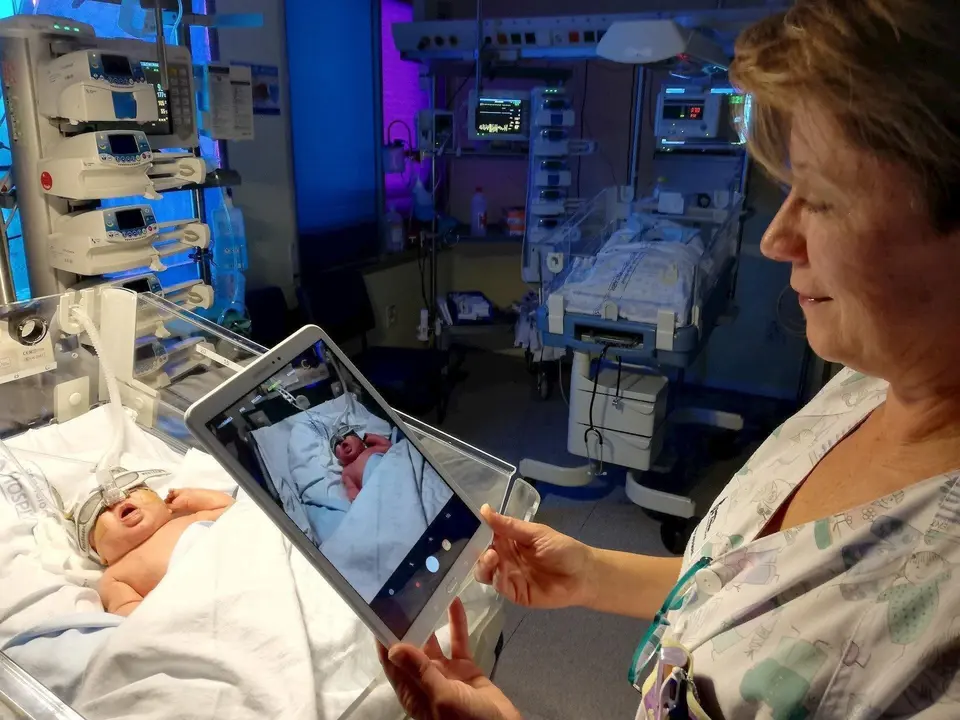 Un enfermera graba en tablet a un beb&eacute; prematuro en el HUC