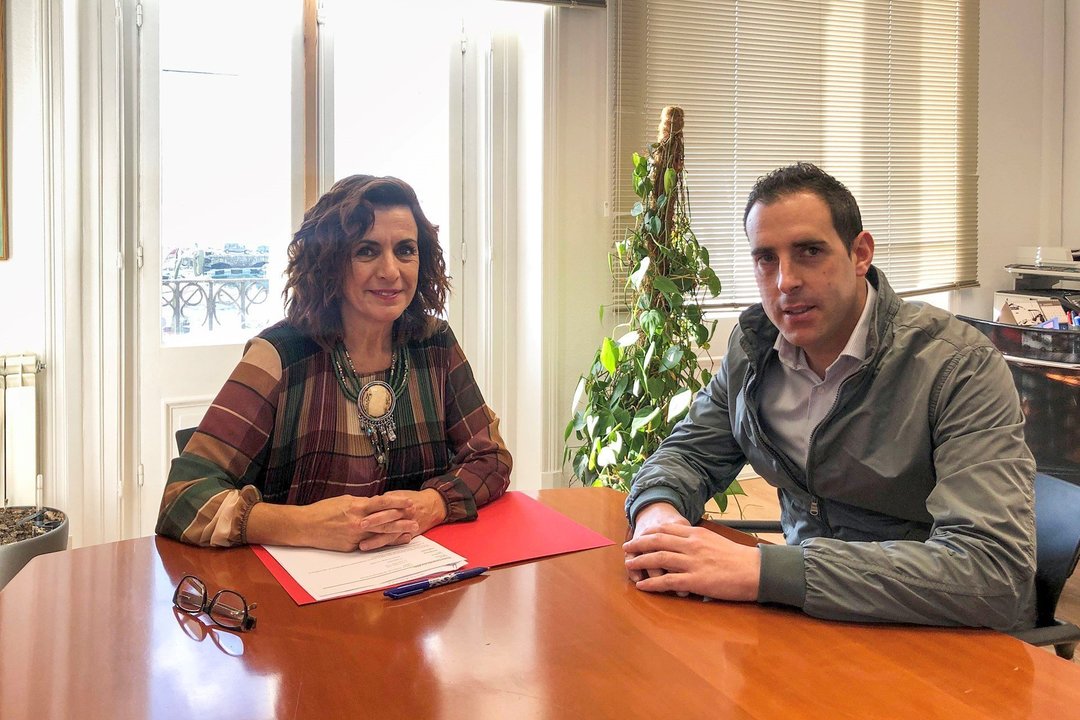 El alcalde de Santiurde de Reinosa, Borja Ramos, y la consejera de Empleo y Políticas Sociales, Ana Belén Álvarez