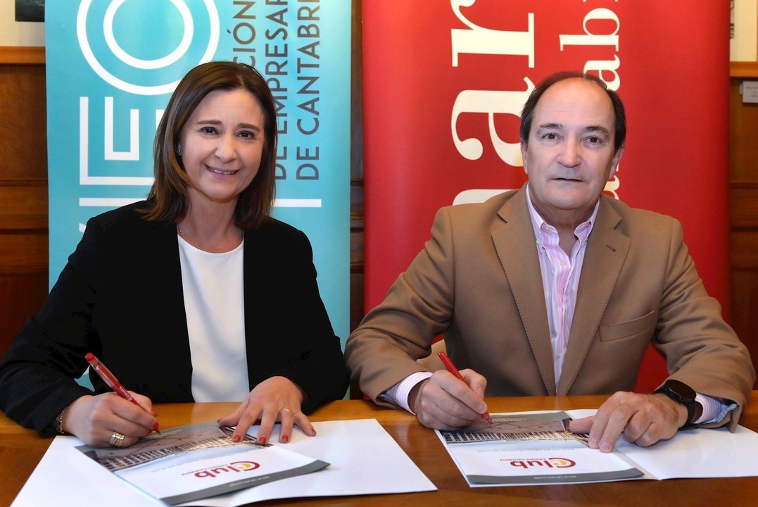 Eva Fernández Cobo y Modesto Piñeiro, durante la firma del documento