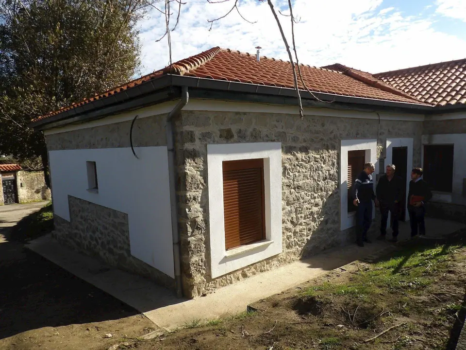 El alcalde de Suances, Andr&eacute;s Ruiz Moya, en una visita a las obras de rehabilitaci&oacute;n de la vivienda social en Puente Av&iacute;os