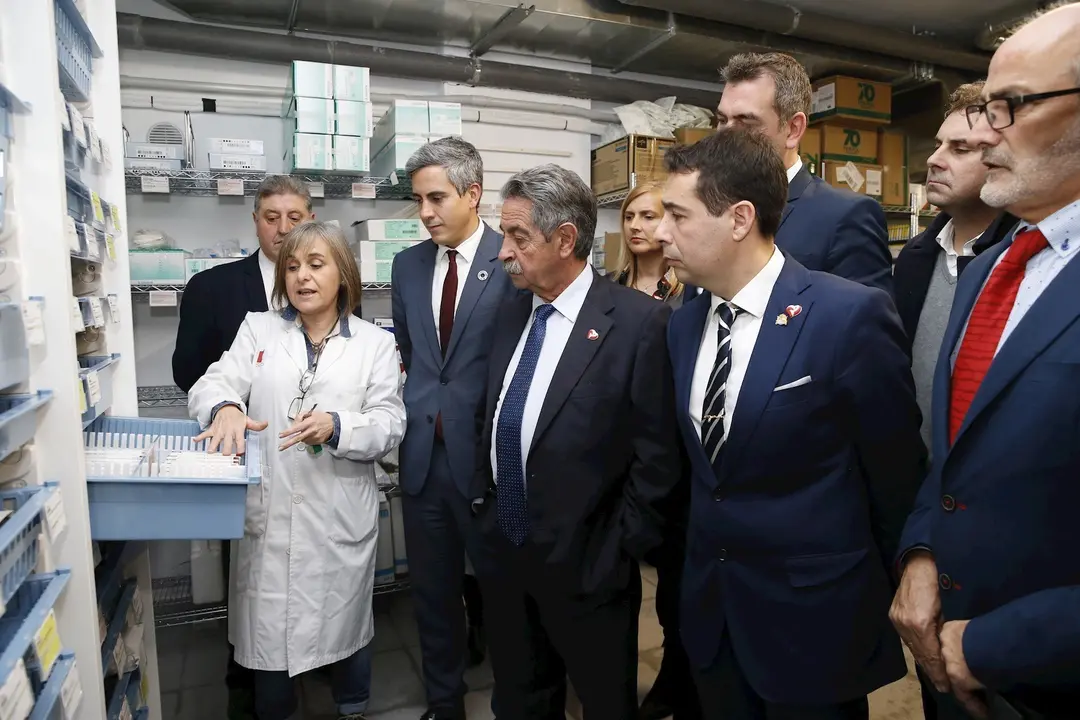 El presidente de Cantabria, Miguel &Aacute;ngel Revilla (centro), el vicepresidente, Pablo Zuloaga, y el consejero de Sanidad, Miguel Rodr&iacute;guez, en la inauguraci&oacute;n del centro de salud de Santo&ntilde;a