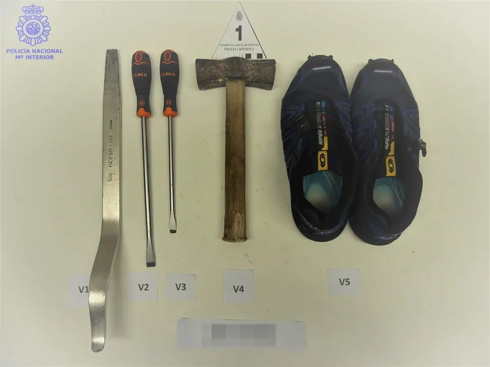 Elementos intervenidos a los dos detenidos por intentar robar en un bar de Santander