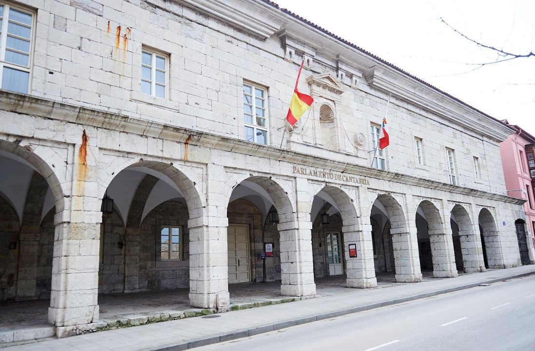 Exterior del Parlamento de Cantabria donde se ha celebrado hoy una sesión plenaria para la aprobación de los Presupuestos de 2020, en Santander (España), a 19 de diciembre de 2019.