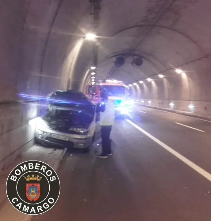 EuropaPress_2625492_Veh&iacute;culo_accidentado_en_la_S-30_a_la_altura_del_t&uacute;nel_de_La_Morcilla_en_Camargo