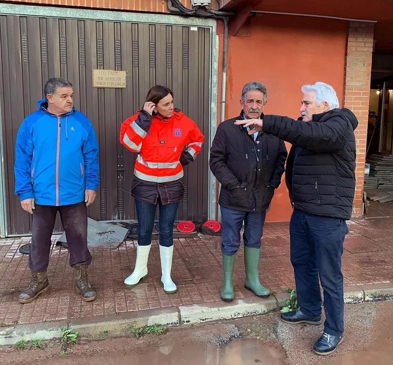 El presidente de Cantabria, Miguel &Aacute;ngel Revilla, y la consejera de Presidencia, Paula Fern&aacute;ndez, en la zona afectada por las inundaciones. Foto de archivo
