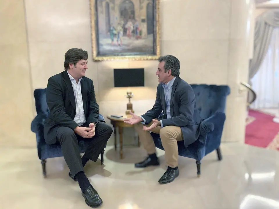 El consejero de Innovaci&oacute;n, Industria, Transporte y Comercio de Cantabria, Francisco Mart&iacute;n (izquierda), con el presidente de Santander Coated Solutions, &Oacute;scar Heckh, en una reuni&oacute;n en Madrid