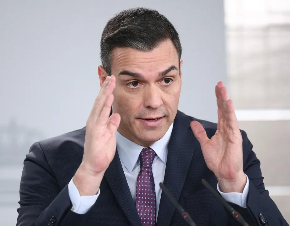 El presidente del Gobierno, Pedro S&aacute;nchez, en rueda de prensa tras la primera reuni&oacute;n del consejo de ministros del Gobierno de coalici&oacute;n de PSOE y Unidas Podemos en la XIV Legislatura, en Madrid (Espa&ntilde;a), a 14 de enero de 2020.