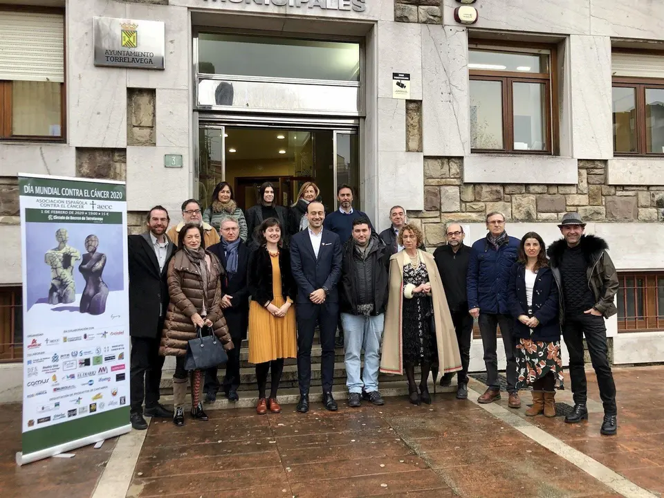 Presentaci&oacute;n de una gala ben&eacute;fica contra el c&aacute;ncer en Torrelavega