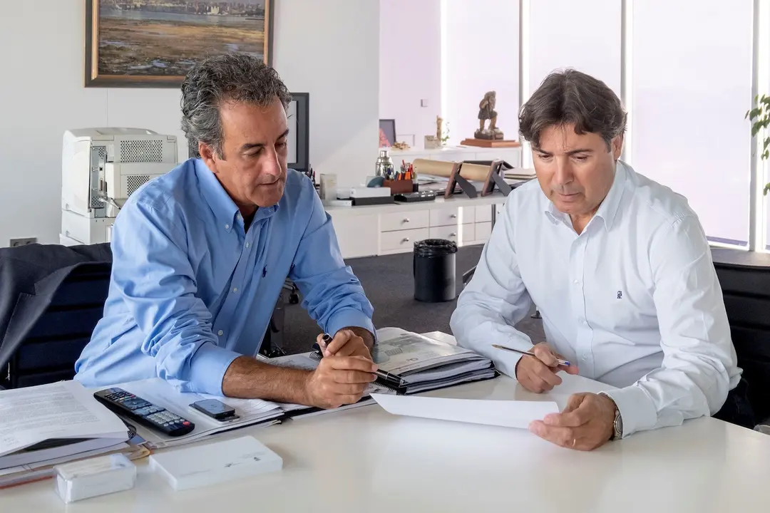 Francisco Mart&iacute;n, consejero de Industria, y Jaime Gonz&aacute;lez, presidente del Puerto