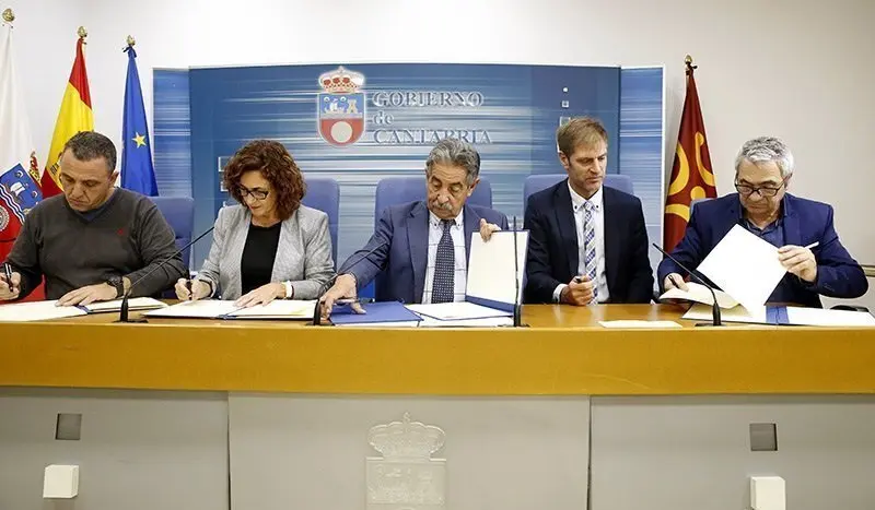 Gobierno de Cantabria, Sala de Usos M&uacute;ltiples
	El presidente de Cantabria, Miguel &Aacute;ngel Revilla, acompa&ntilde;ado de varios consejeros, preside la constituci&oacute;n del Consejo de Di&aacute;logo Social.

23 oct 19