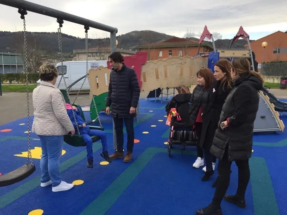 El alcalde de Astillero, Javier Fern&aacute;ndez Sober&oacute;n, y la edil de Obras y Medio Ambiente, Marta Fern&aacute;ndez, visitan la renovaci&oacute;n del parque infantil junto al colegio Jos&eacute; Ram&oacute;n S&aacute;nchez