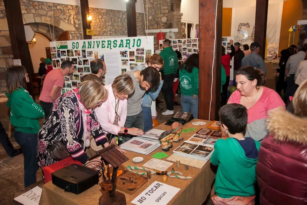 La alcaldesa de Camargo, Esther Bolado, en la inauguraci&oacute;n de la muestra de los 50 a&ntilde;os del Grupo Scout de Escobedo
