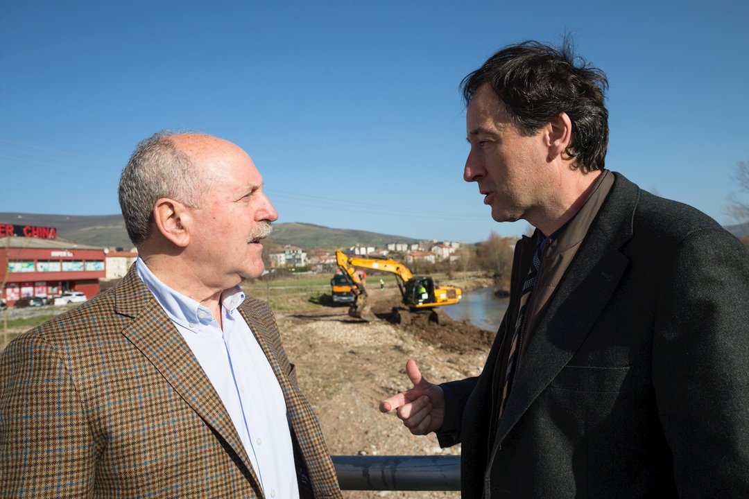 El consejero de Obras Públicas, José Luis Gochicoa, y el alcalde de Reinosa, José Miguel Barrio