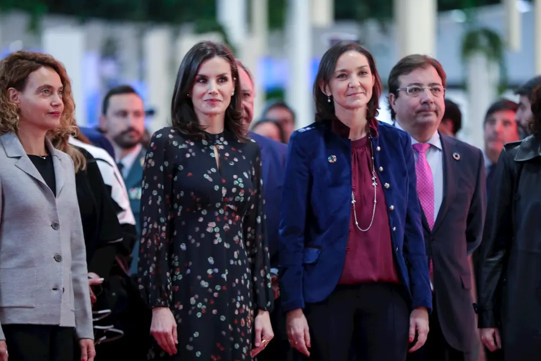 (I-D) La presidenta del Congreso, Meritxell Batet; la Reina Letizia; la  ministra de Comercio, Turismo e Industria, Reyes Maroto; y el presidente de la Junta de Extremadura, Guillermo Fern&aacute;ndez de Vara, la semana pasada en Fitur