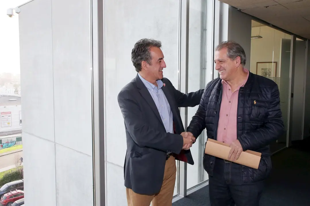 El consejero de Innovaci&oacute;n, Industria, Transporte y Comercio, Francisco Mart&iacute;n,  recibe al alcalde de Cillorigo de Li&eacute;bana, Jes&uacute;s Maria Cuevas